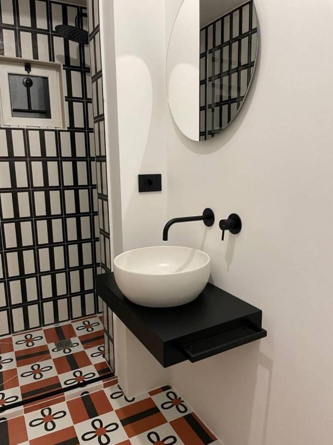 Meh Luxury Apartment City Centre Бари Екстериор снимка